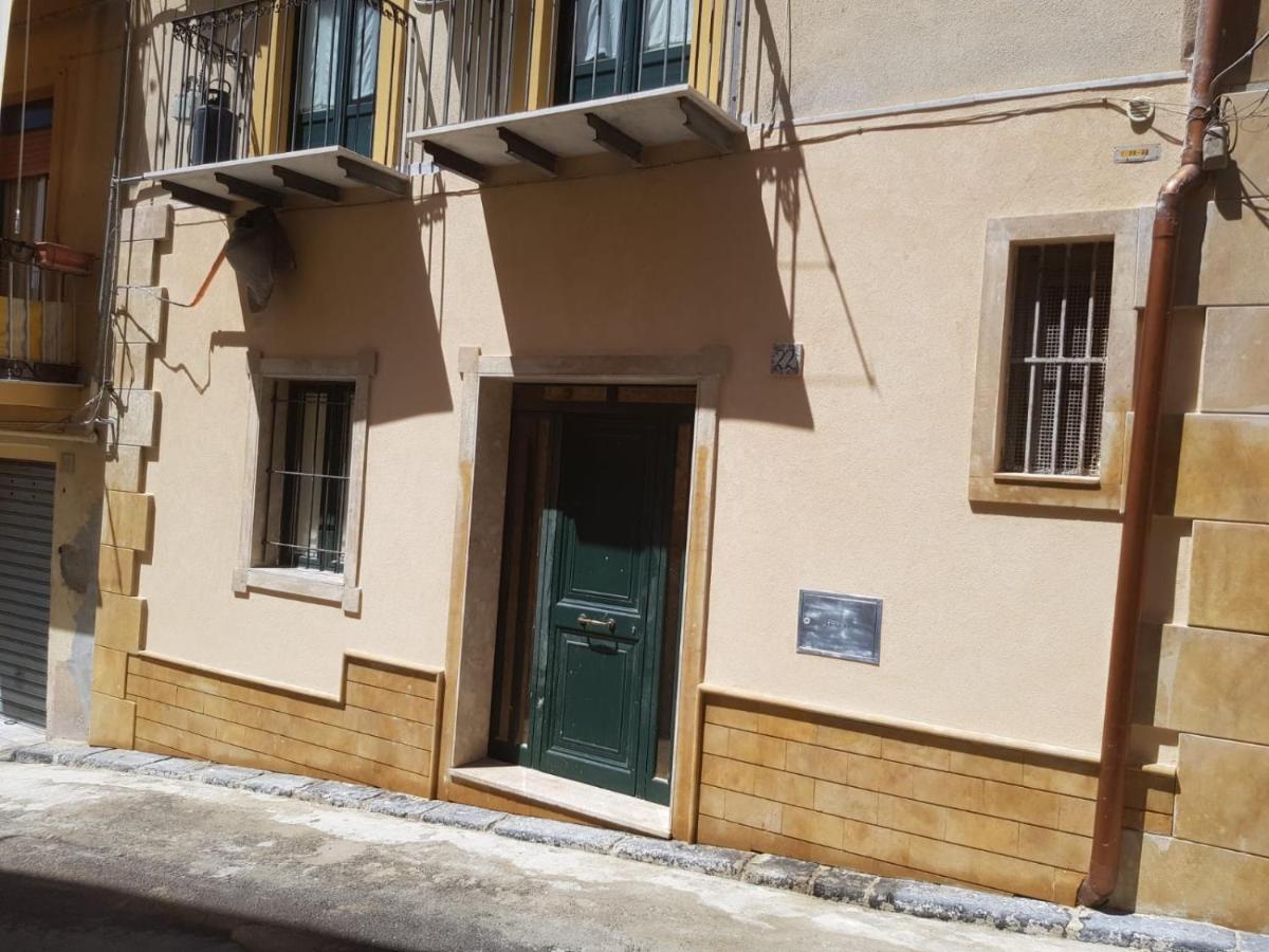 Casa Vacanze, In Centro Citta 卡尔塔尼塞塔 外观 照片