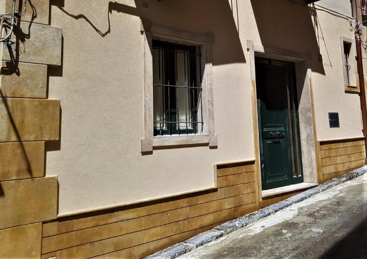 Casa Vacanze, In Centro Citta 卡尔塔尼塞塔 外观 照片